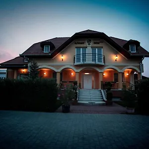 Bed & Breakfast Airport Almaskert Panzio